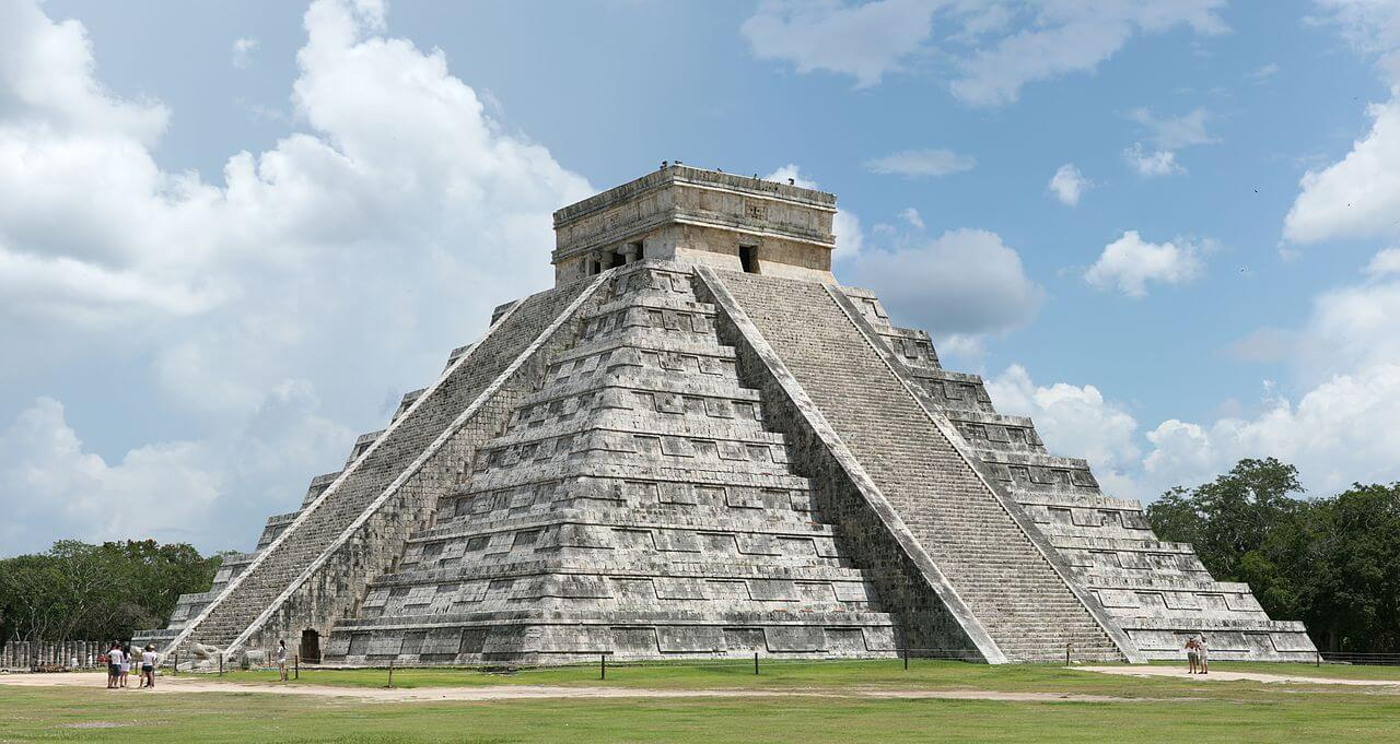 El Castillo (pyramidd of Kukulcán) in Chichén Itzá, photograph by Daniel Schwen, via Wikimedia Commons.